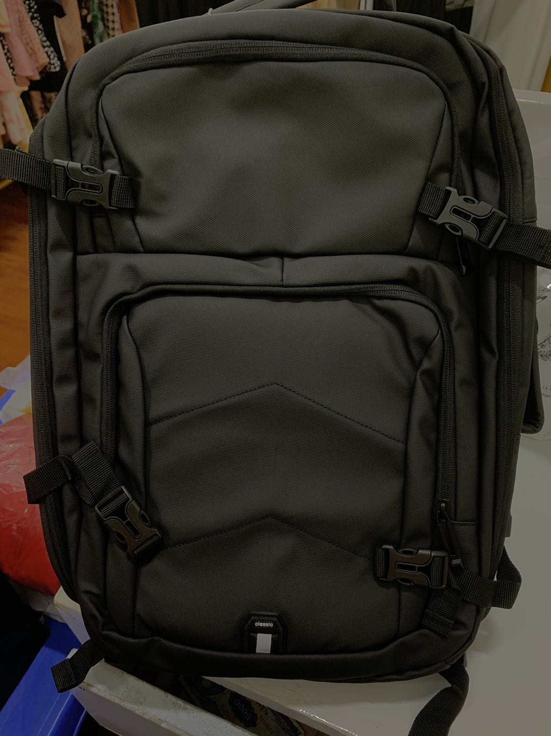 Túi khá dày dặn, chắc chắn. Nhiều ngăn tiện lợi. Khá giống hình mẫu