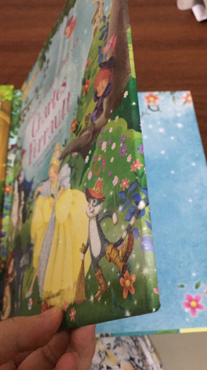 Quyển truyện cổ tích của Charles Perrautt thì bìa làm sắc sảo, có kim tuyến đẹp.
Còn quyển truyện ngụ ngon La Fontaine thì nhìn như sách giả: bìa mềm mềm, ko có kim tuyến đẹp, sách nhẹ hơn quyển Charles Perrautt. 
Cùng là bộ sách trong Tủ sách vàng cho con, nhưng sao chất lượng trình bày khác nhau như vậy???