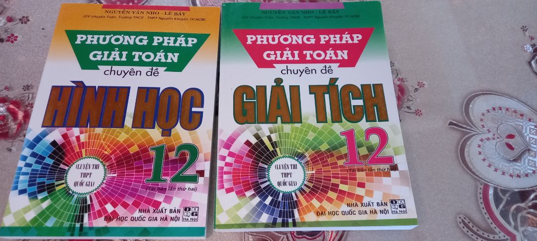 Giao hàng nhanh, đúng địa chỉ. Chất lượng sản phẩm tốt, sách mới toanh (chất lượng sách ở tiki là khỏi bàn rồi). Mình đã có cơ hội được học quyển giải tích của hai thầy năm 11 rồi, nội dung trong sách viết rất cô đọng, trọng tâm không dàn trải nhiều nội dung, kéo dài thời lượng bằng cách cho nhiều ví dụ cơ bản như các sách khác. Đôi lúc đọc sẽ thấy một chút khó hiểu nhưng nếu làm thạo những bài ở trong này rồi thì tự tin là không ngán đề thi ở trường đâu nhé ;) Mình có chụp nội dung hai trang đầu, các bạn lần đầu biết tới sách có thể tham khảo cách viết của hai thầy trước khi quyết định mua nhé, cá nhân mình thấy đây là hai quyển tham khảo toán chất lượng và đầy đủ nhất để chinh phục kiến thức giáo khoa toán 12. Do tiki chỉ cho đăng kèm 5 hình nên mình sẽ để hình của quyển giải tích ở bình luận khác nhé!