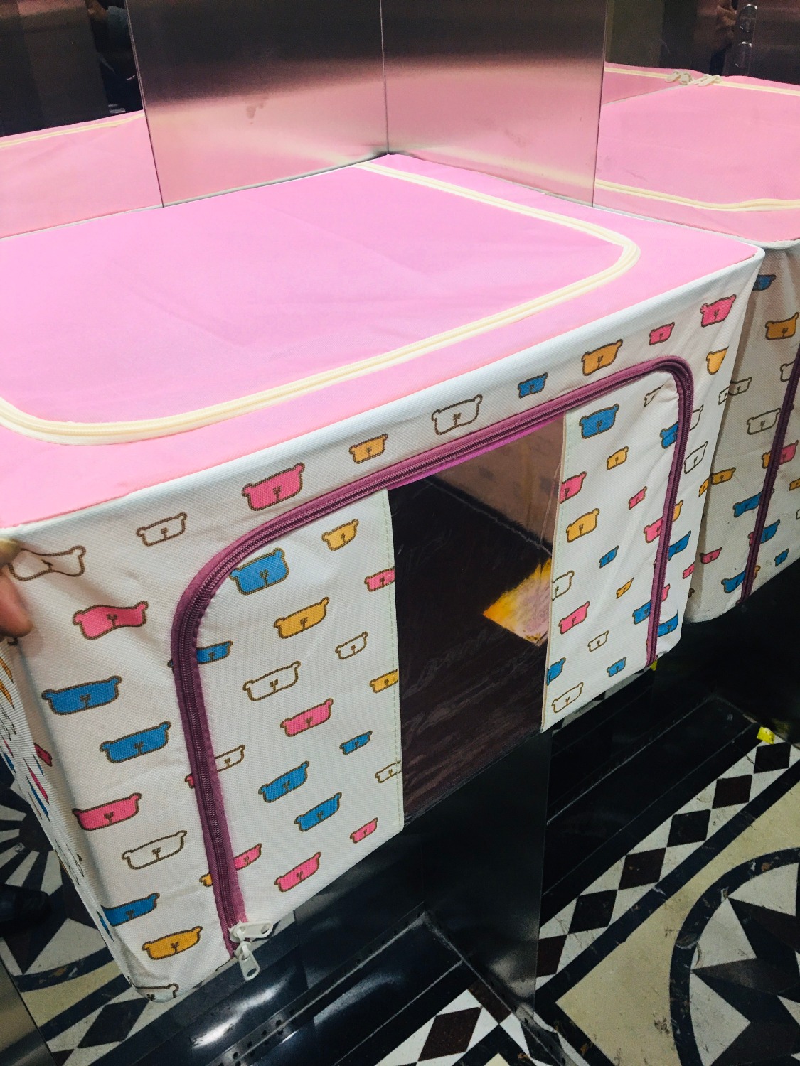 Nhận đc sản phẩm này, mình review cho các bác; hàng để được kha khá đồ, tiện lợi ở chỗ có khung sắt, có thể thu gọn lại nó xẹp xuống. mình mang đi xe oto ..;; hay mang để đồ ở gia đình, đựng đồ chơi cho con cũng rát tiện .,,,,
Chất vải hơi có mùi nhưng vì nó chỉ đề đồ đạc nên ko sao, mình thấy để 1,2 ngay la mui bay het a/. nên chả có sao cả. quan trọng giá khá tốt. trước mua bên hang khong chinh hang hang vè bị tróc ra, nhung lan nay muaa chính hãng nên hàng tốt hơn han à.!! Hihi Nhận đc sản phẩm này, mình review cho các bác; hàng để được kha khá đồ, tiện lợi ở chỗ có khung sắt, có thể thu gọn lại nó xẹp xuống. mình mang đi xe oto ..;; hay mang để đồ ở gia đình, đựng đồ chơi cho con cũng rát tiện .,,,,
Chất vải hơi có mùi nhưng vì nó chỉ đề đồ đạc nên ko sao, mình thấy để 1,2 ngay la mui bay het a/. nên chả có sao cả. quan trọng giá khá tốt. trước mua bên hang khong chinh hang hang vè bị tróc ra, nhung lan nay muaa chính hãng nên hàng tốt hơn han à.!! Hihi