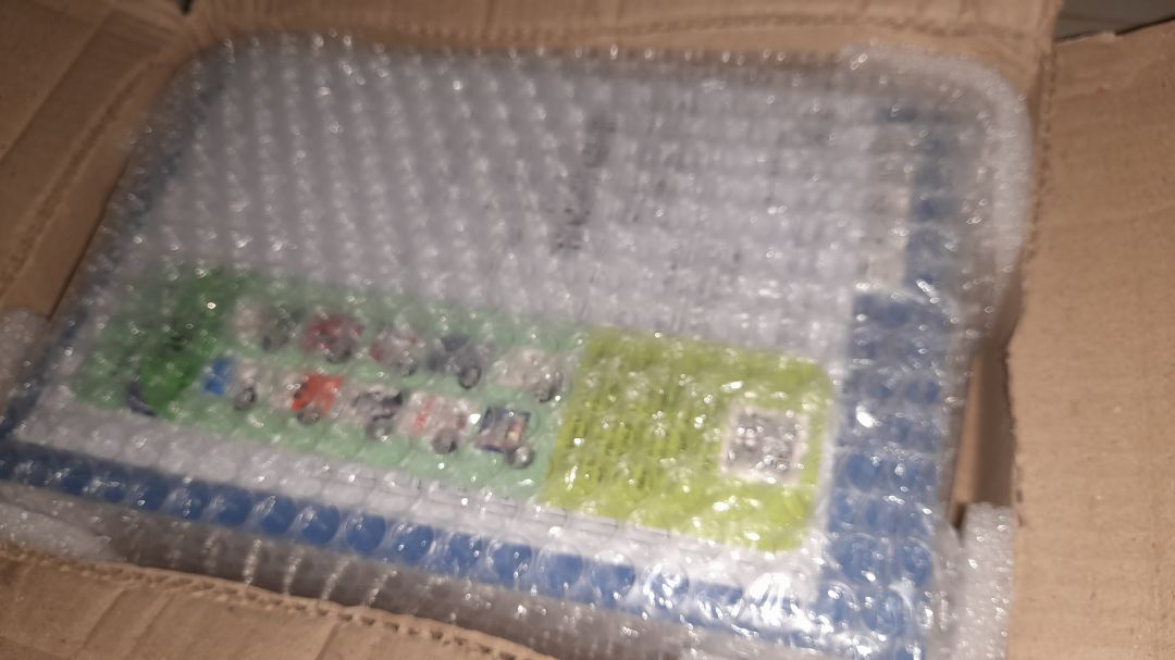 có tặng kèm 2 bookmark xinh. sách màu đẹp sáng ***. có QR file nghe. có lộ trình. đề bài và chiến lược giải chi tiết cũng như ngữ pháp. Rất ổn.