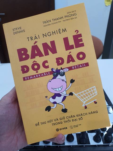 Góc nhìn thời đại về thương mại điện tử và thương mại truyền thống trong hoạt động bán lẻ. Những bài viết cả vĩ mô và vi mô trong bối cảnh những sự kiện thời đại ảnh hưởng trực tiếp đến hoạt động bán lẻ toàn cầu: covid, chuyển mình của Amazon, Alibaba....... 
    
    Khách hàng mua câu chuyện trước khi mua sản phẩm là điều ấn tượng với tôi. Câu chuyện của sản phẩm làm tôi nhớ đến câu chuyện chai nước suối thiên nhiên của Việt Nam mà tôi biết có anh bạn cũng có thể bán được nó với giá 70 nghìn/chai với câu chuyện nguồn gốc xuất xứ đặc biệt của nó.

    Cá nhân đánh giá tổng thể cuốn sách không phải toàn bộ đều hấp thụ được nhưng sẽ có nhiều kiến thức hay, những góc nhìn của tác giả ta có thể tham khảo được.