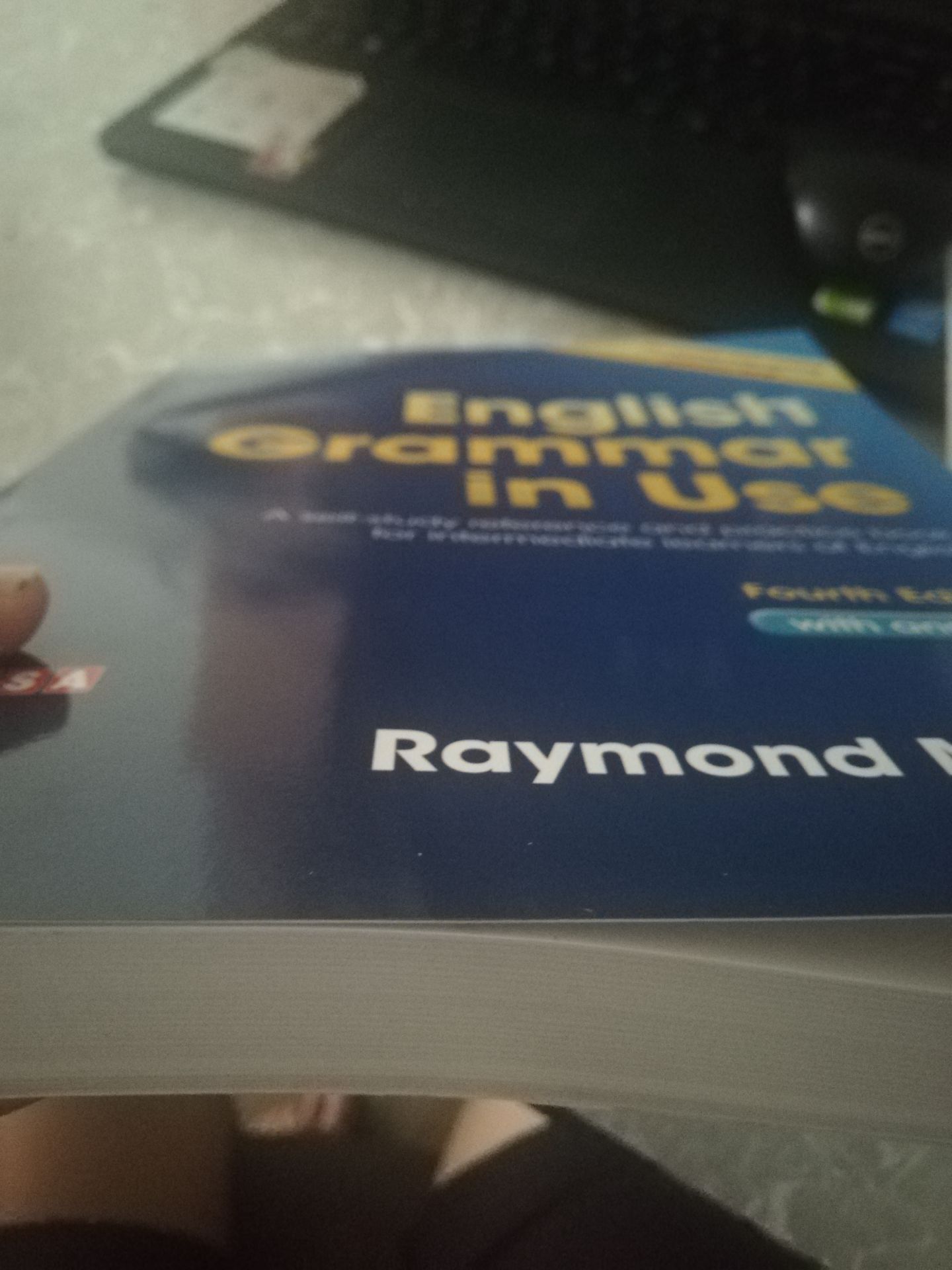 sách rất dày, đây là cuốn sách tmifnh ưng nhất về ngữ pháp trc h,. mình biết có bản họ dịch ra tiêng việt nhưng mình khuyên các bạn đang đắn đo giữ hai bản thì nên quyết định mua bản này vì nó thật sự đáng mua lắm nhất là đối với mấy bạn muốn bắt đầu học để thi các chứng chỉ nói chung. Mình đã luyện qua quyển ngữ pháp của Mai Lan Hương lúc thi đh cuốn đó rất chi tiết nhưng sẽ k sinh động và nếu bạn có khả năng tự học cao thì cuốn đó cân ngữ pháp cho bạn rất tốt còn cuốn này thì sinh động giải thích dễ hiểu kiến thức đủ để bạn có đc một cái nền ngữ pháp tốt. sách trắng đen mà 17xk nó sẽ khác với sách 5xk nhìn quyển sách là bạn sẽ thấy học hành chán xíu nào. (hơi điên rồ nhưng nếu bạn nào thích mùi sách mới thì cuốn này ngửi phê lắm nha :))) ). có điều kiện thì mua luốn quyển MLH khoảng 80k học kèm quyển này cũng ổn lắm không thì thôi cuốn này cũng đủ rồi.