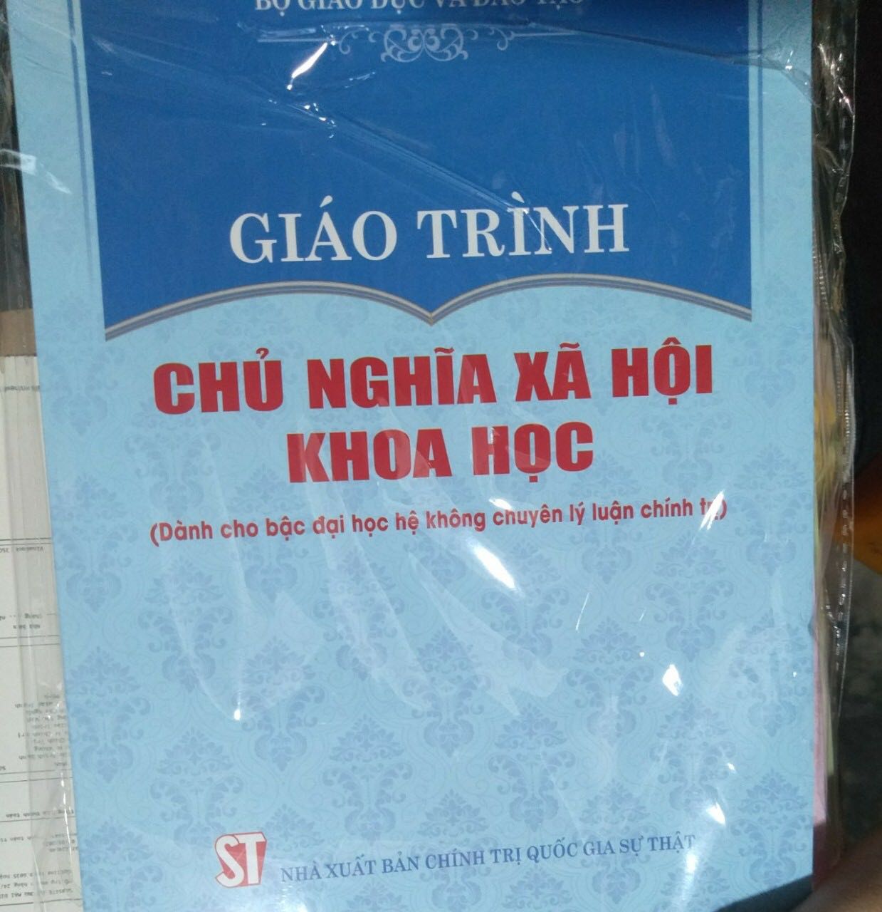 Giao hàng nhanh, đóng gói chắc chắn, đúng và đủ sách tuy nhiên sách có 1 vài vết bong tróc