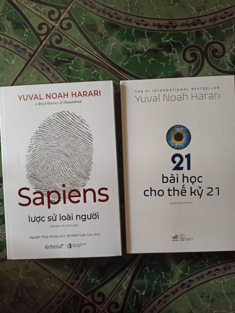 Hình thức sách khá đẹp, rất mới. Mình mua combo 2 quyển này thấy nhà bán có để tặng kèm Bookmark Greenlife gì đấy nhưng về thì thấy bookmark của Đắc Nhân Tâm :)))). Hơi thất vọng tý. Nhưng mà không quan trọng bằng nhân vật chính nên mình cho 3 sao để shop rút kinh nghiệm