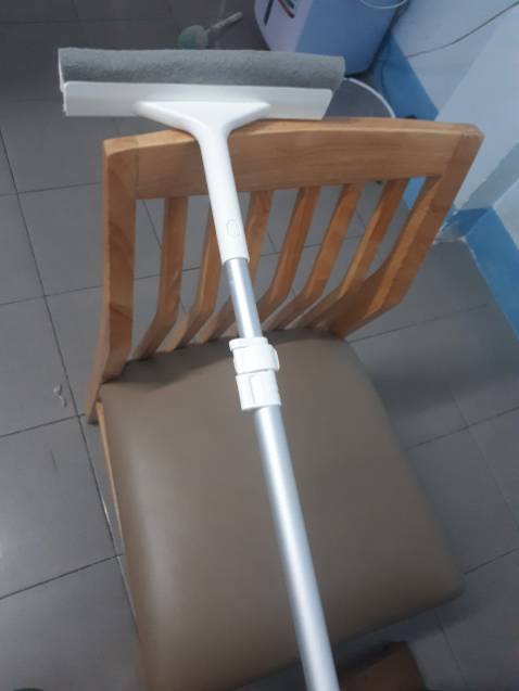 Mình vừa nhận hàng. Cảm nhận ban đầu là mẫu mã đẹp, tay cầm cứng cáp chắc chắn, mút xốp nhỏ gọn, lưỡi lau khít nên dễ gạt chất bẩn. Sẽ ủng hộ thêm sản phẩm của PARRTI. Mua dịp sale nên giá rất hời lại được tăng thêm móc dán tường chính hãng. Tiki giao hàng nhanh, đóng gói cẩn thận.