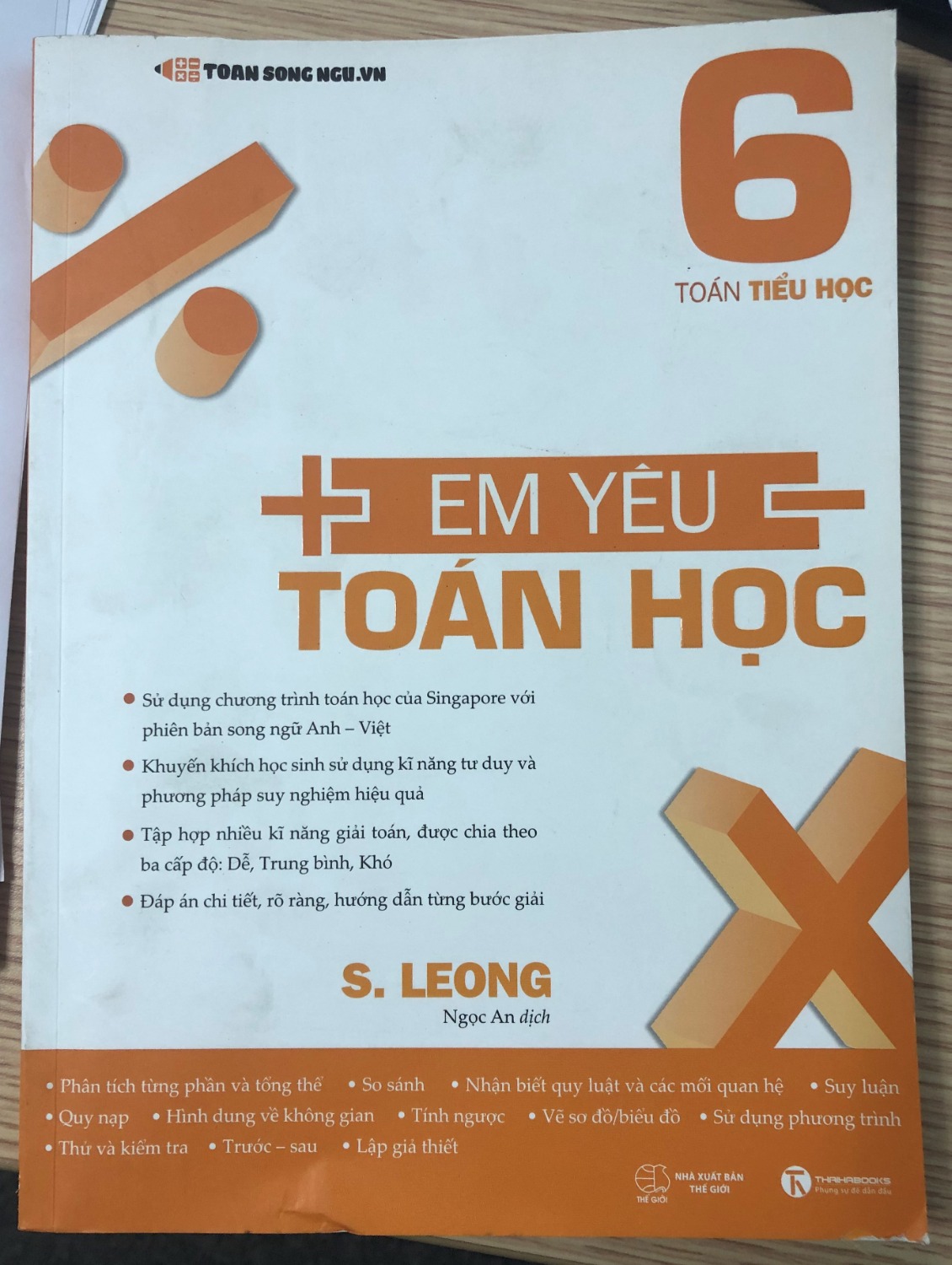 Mình vừa nhận hàng sáng nay.
Bao bì đóng gói chắc chắn, đẹp.
Quyển sách mình mua nhìn hơi dơ, hơi cũ.  Bìa sách thì dơ và còn bị rách 1 chút ở góc. 
Các trang sách ở trong thì bị quăng góc nữa.