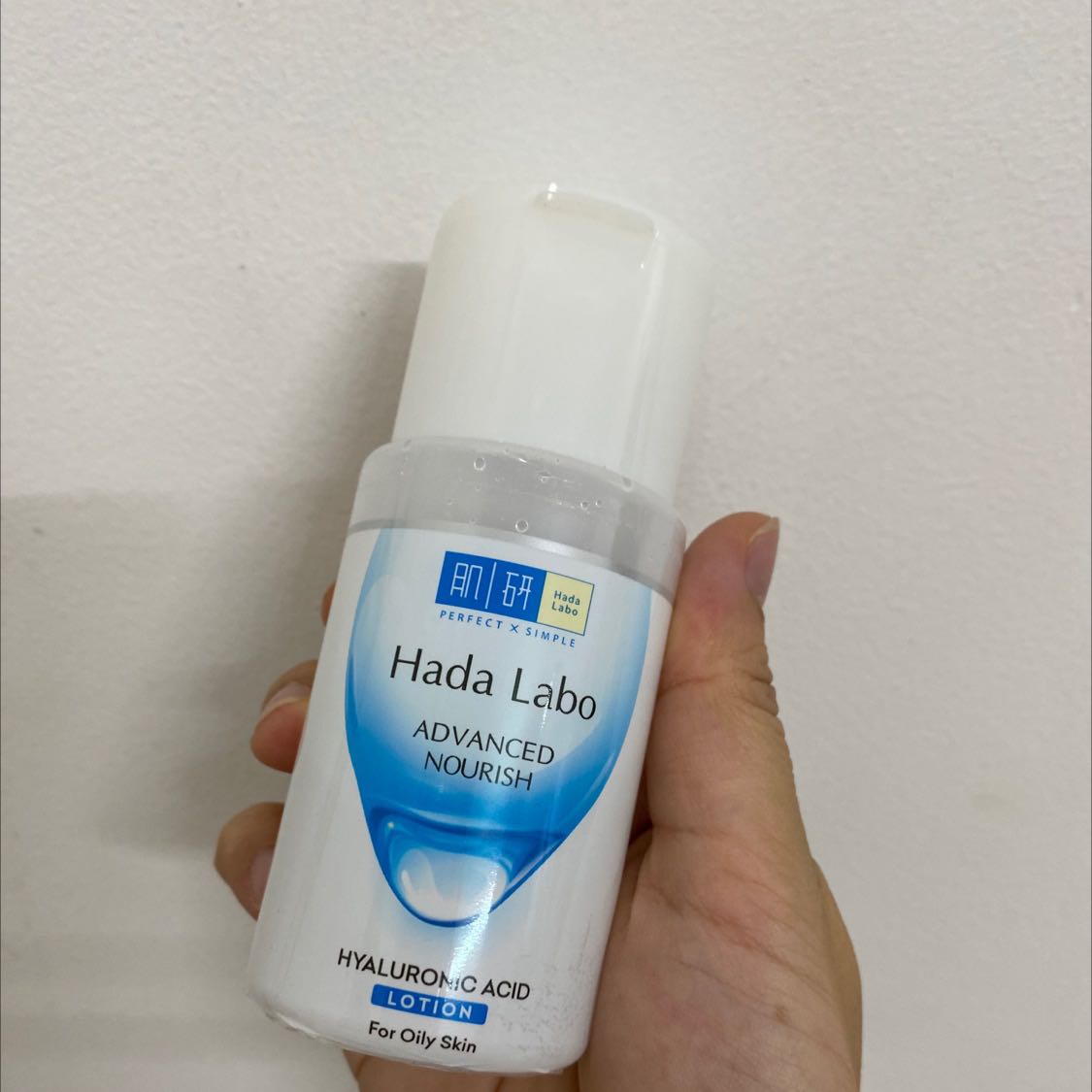 Dùng rất tốt. Giảm tiết dầu hẳn. Hiện đang sử dụng lâu dài. Trước đó mình có dùng nước thần của Estee lauder, nhưng dùng loại này của hada labo thấy còn tác dụng hơn loại mắc tiền.