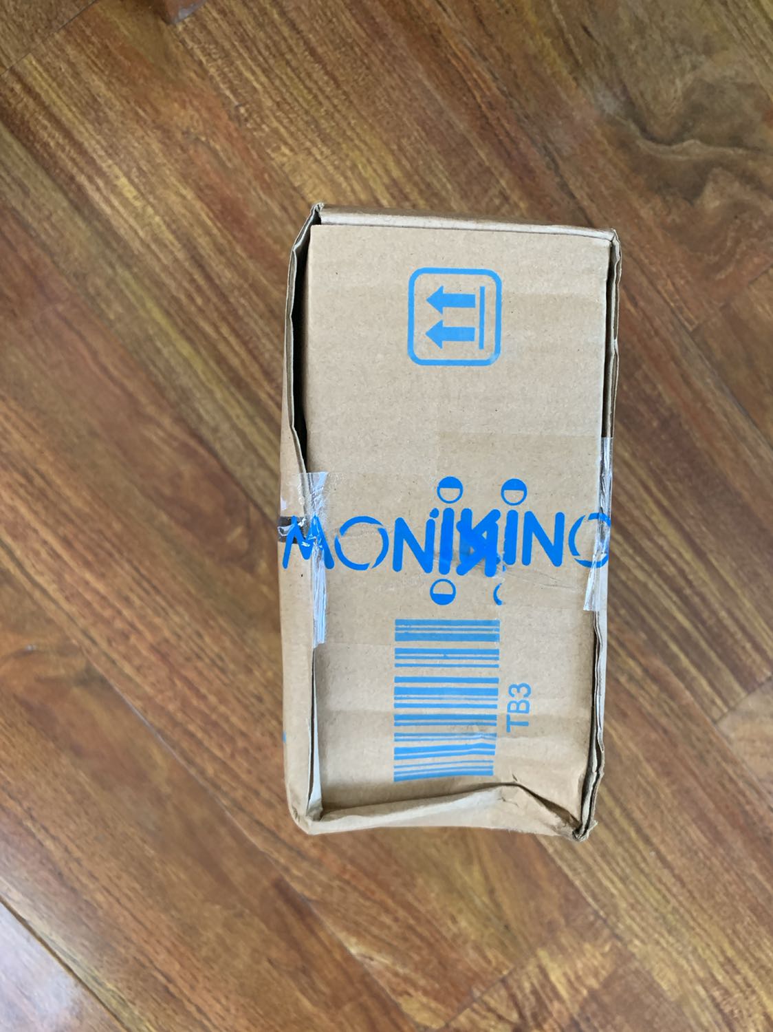 ;-; 103k/cuốn. Giá cả khá okie, tuy không có bọc và đúng hôm giao hàng trời mưa nhưng may là chỉ bị ướt tí xíu ở hộp. Tập 1 chắc do rách seal nên nhà bán bọc lại T^T. Có điều vì không có bookmark trong khi tập 2 vẫn có nên đánh giá 4 sao thôi 😞🥲