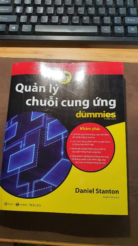 lý do 1 *: https://tiki.vn/product-p24182392.html?spid=24182393 

=========================

1. Giao hàng không đúng hẹn.
2. 2 lần khất giao hàng muộn cả 2 lần thất hứa .
3. Nhân viên tiki ko biết mình đang làm gì.
4. Nhân viên giao hàng của bên thứ 3, là đối tác của tiki giao hàng với yêu cầu khó hiểu đối với khách hàng, được hỏi lại tại sao nhưng không giải thích được. Sau đó vẫn là 1 nhân viên khác của bên thứ 3 này giao hàng có cách giao hàng khó hiểu, ko đúng như tiki thông báo.

Mỉa mai:
Cách làm việc của các vị (tiki và best express) cực kỳ ấn tượng khiến cho khán giả như tôi có những ngày rất vui vẻ và quả đúng như quý anh CEO sơn của tiki tự nhận trên báo là Customer Experience Officer => gút dóp óp phít sơ! gút dóp! tôi đã có trải nghiệm thật sẽ ko bao giờ dám quên.

Xin cảm ơn tiki sau đó đã tặng cho tôi 1 cái phiếu giảm giá 100k. Tôi xin tặng lại tiki món quà (xem ảnh). Tôi băn khoăn:

1. Nếu giao hàng chậm mà khách đc tặng phiếu mua hàng 100k thì xin ghi ra công khai để khách hàng biết. Tôi nghĩ tất cả những người bị tiki trading giao hàng chậm khiến ảnh hưởng đến công việc nên liên hệ lại tiki để hỏi, để xem xét.

2. Tôi không hiểu dựa vào đâu quý vị tính ra được thiệt hại của khách hàng để mà đưa cho khách 100k? Tôi xin giải quyết luôn cho quý vị tiki cái 100k quý vị cho tôi như thế này: 

Thân!
Khách hàng bị chơi vố đau đã ký

P.s chất lượng điện thoại ko liên quan đến tiki trading, tiki trading chỉ có việc đơn giản là thằng trung gian giao hàng, mà mỗi việc thôi cũng ko làm đc.

Từ giờ tất cả những đơn hàng tôi mua từ tiki trading sẽ đc đánh giá 1 sao