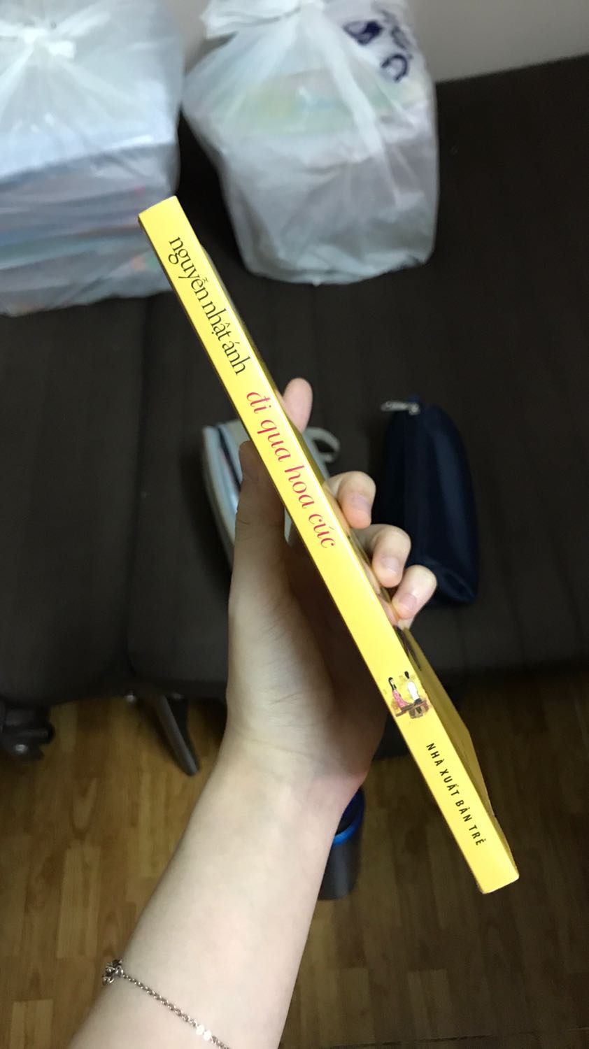 Mùa dịch nhưng giao khá nhanh, sách không bọc nhưng sạch đẹp nên oke. Cá nhân mình thấy quyển này đọc hơi tức tại nhân vật ngốc nghếch quá ??? đọc mà khó chịu ghê luôn á