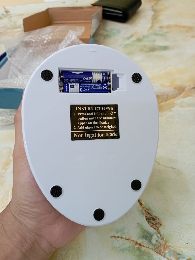 Cân không hoạt động, dùng pin kèm theo trong hộp không hoạt động, dùng pin mới khác cũng không hoạt động. Vui lòng đổi sản phẩm khác giúp tôi.