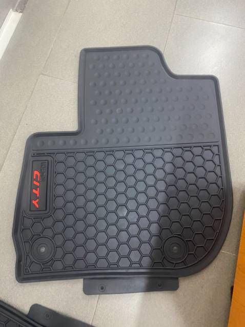 1/ Sản phẩm chưa đúng với mẫu trên hình lắm (khuyết 1 miếng gác chân trái bên phía tài xế như hình quảng cáo) nhưng vì gặp vấn đề với đơn hàng mấy lần nên cũng nhận hàng luôn.
2/ Đặt hàng lần 1: Giao không thành công do bên giao hàng có 1 nhân viên thật sự tệ (theo tôi bạn này không nên làm công việc này nữa, lười biếng giao hàng chắc do xa, giao hàng mà gọi cho khách nhá máy cho khách, gọi lại không nghe máy, nhắn tin không trả lời).
3/ Đặt lại hàng lần 2: Cũng nhân viên giao hàng này và tương tự như lần đầu. Mình đã phải liên hệ Tiki 2 lần để khiếu nại, yêu cầu đổi nhân viên khác để giao hàng và đã thành công.
4/ Hàng nhìn đẹp, chất lượng nhìn cũng ok. Chỉ có điều chưa đúng mẫu như đã nói trên. Còn lại ok
5/ Tiki nên xem lại chất lượng của đơn vị giao hàng. Các bạn hỗ trợ bên Tiki rất ổn.
Tks