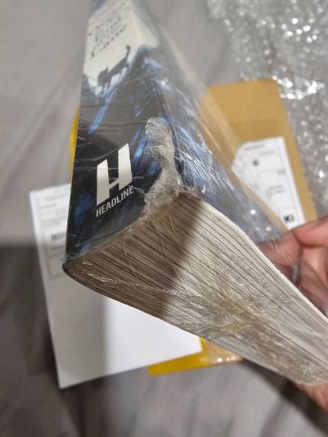 Sản phẩm là bản bìa mềm không phải là bản bìa cứng như mô tả. Mình khá là thất vọng khi nhận được hàng, nhưng sau đó shop có gọi điện support nên mình đánh giá cao customer service của shop.