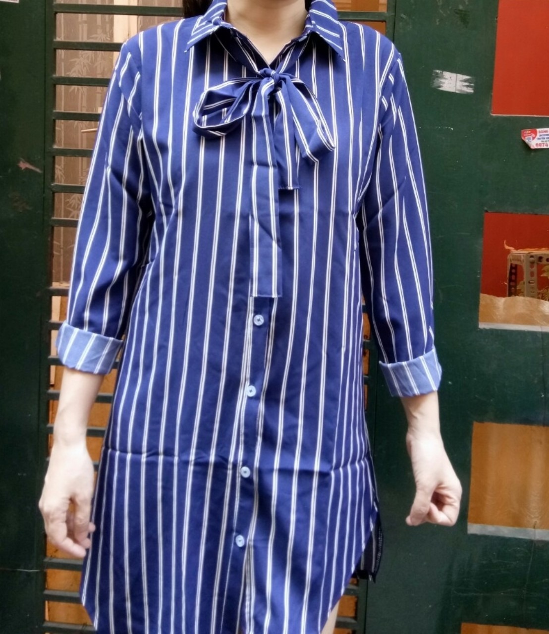 Chất liệu vải rất đẹp, form áo chuẩn. Dây cột mình làm 2 kiểu : cột nơ cổ nhìn duyên dáng, cột eo thì nhìn nữ tính. Tạm hài lòng.