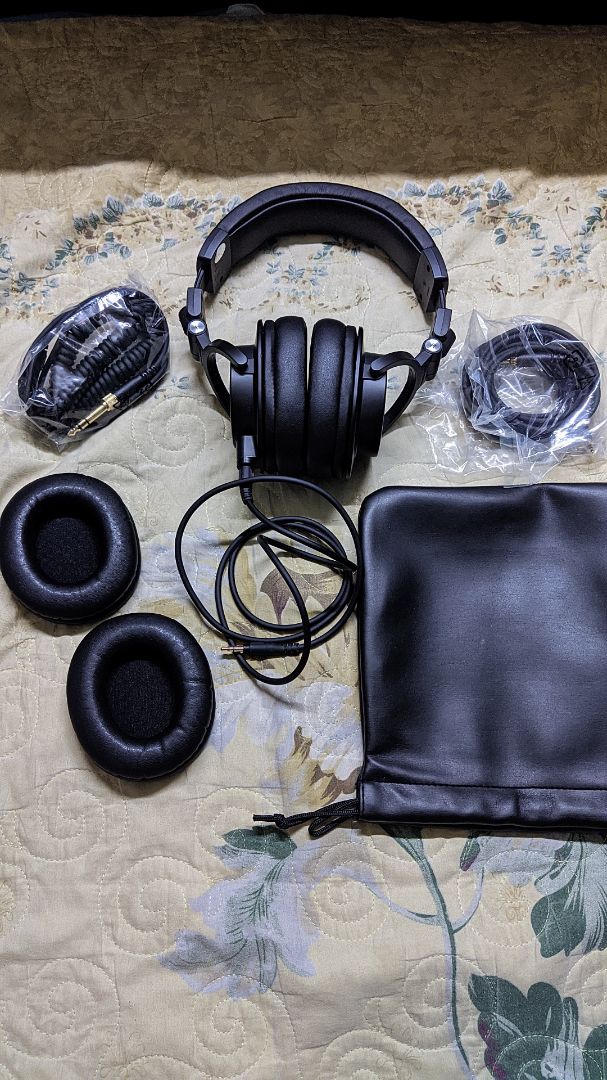 :v Mua vì nhìn trông đẹp, pad gốc hơi nông, đeo cảm giác như on-ear vậy nên mình mua cái khác sâu hơn.
Hộp phụ kiện đầy đủ, tiki giao nhanh, đặt tối hôm trước sáng hôm sau đã có rồi, có tem đàng hoàng
Chất âm thì m50x nổi tiếng từ 6 năm trước rồi, giờ nhiều con tốt hơn trong tầm giá.Hoàn thiện tốt. Hơi nhiều bass chút, âm trường hẹp hơi bí, treble hơi gắt. Nghe tạp khá ổn do 3 dải không quá bị lấn, dễ kéo.
Mà tóm lại mình mua vì nhìn trông đẹp chứ chất âm nhiều người nói mua m40x ngon, bổ, rẻ hơn :v