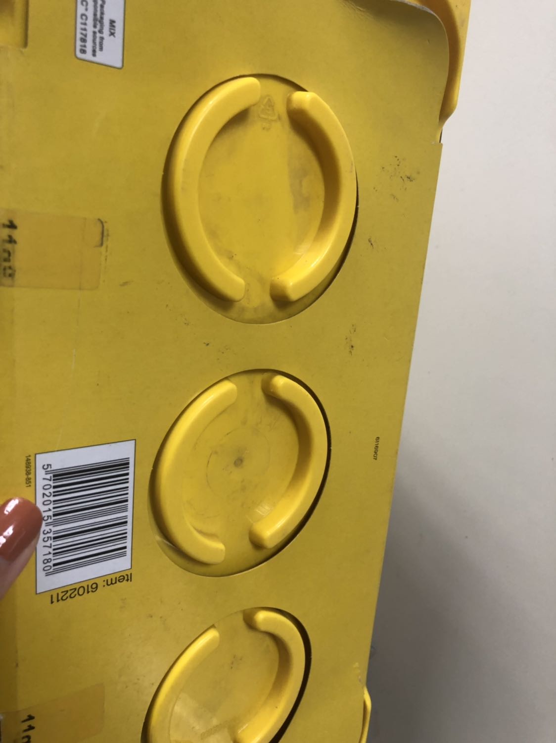 Mình đã mua tầm 3 bộ logo từ Tiki, nhưng lần trước rất hài lòng nhưng lần này thực sự thất vọng.
Mình đặt bộ này vào tầm giữa tháng 10 nhưng bị giao muộn, tới hôm nay là 04/11 mới nhận được hàng. Các bann bên Tiki có gọi điện thoại và xin lỗi vì kho hết hàng. Mình cũng cảm thấy ok, không vấn đề gì.
Tới hôm này nhận hàng thì không hiểu sao Tiki có thể giao cho mình 1 hộp lego CŨ và BẨN như thế! Vỏ hộp Tiki bên ngoài bị bong hết băng dính, ọp ẹp và bẩn. Lúc nhận hàng đã nghĩ sao lần này quăng quật cái hộp ghê vậy nhỉ?
Tới lúc mở ra... bộ Lego này như được tìm vét trong 1 cái kho để giao cho mình vậy. Các chi tiết và góc cạnh bám đầy bụi, xước, tem mác bị rách gắn băng keo chằng chịt (như hình). Các bạn nghĩ mình là khách hàng gì mà có thể thản nhiên giao 1 cái thùng lego như vậy????
Mình đã gọi lên tổng đài với mong muốn đổi hộp mới hơn, cũng k muốn gửi phản hồi lên chỗ công cộng cho mọi người đọc được. Bạn nhân viên xin lỗi và nói sẽ gửi e*** tiếp nhận cho mình, đề nghị mình gửi hình ảnh trong *** phản hồi để các bạn xử lý. Nhưng giờ đã là tối và vẫn không thấy e*** nào??? (Mình đax check cả junk ***).
Đề nghị Tiki nhận lại hộp Lego này! Mình đã mua tầm 3 bộ logo từ Tiki, nhưng lần trước rất hài lòng nhưng lần này thực sự thất vọng.
Mình đặt bộ này vào tầm giữa tháng 10 nhưng bị giao muộn, tới hôm nay là 04/11 mới nhận được hàng. Các bann bên Tiki có gọi điện thoại và xin lỗi vì kho hết hàng. Mình cũng cảm thấy ok, không vấn đề gì.
Tới hôm này nhận hàng thì không hiểu sao Tiki có thể giao cho mình 1 hộp lego CŨ và BẨN như thế! Vỏ hộp Tiki bên ngoài bị bong hết băng dính, ọp ẹp và bẩn. Lúc nhận hàng đã nghĩ sao lần này quăng quật cái hộp ghê vậy nhỉ?
Tới lúc mở ra... bộ Lego này như được tìm vét trong 1 cái kho để giao cho mình vậy. Các chi tiết và góc cạnh bám đầy bụi, xước, tem mác bị rách gắn băng keo chằng chịt (như hình). Các bạn nghĩ mình là khách hàng gì mà có thể thản nhiên giao 1 cái thùng lego như vậy????
Mình đã gọi lên tổng đài với mong muốn đổi hộp mới hơn, cũng k muốn gửi phản hồi lên chỗ công cộng cho mọi người đọc được. Bạn nhân viên xin lỗi và nói sẽ gửi e*** tiếp nhận cho mình, đề nghị mình gửi hình ảnh trong *** phản hồi để các bạn xử lý. Nhưng giờ đã là tối và vẫn không thấy e*** nào??? (Mình đax check cả junk ***).
Đề nghị Tiki nhận lại hộp Lego này!