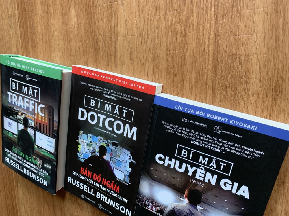Ba quyển sách là 3 kích thước và đóng tập khác nhau các bạn nhé. Thiết nghĩ nếu như chúng được giống nhau từ kích thước đến đóng tập thì sữ tuyệt vời hơn, đây chỉ là nhận xét về hình thức thôi nhé.