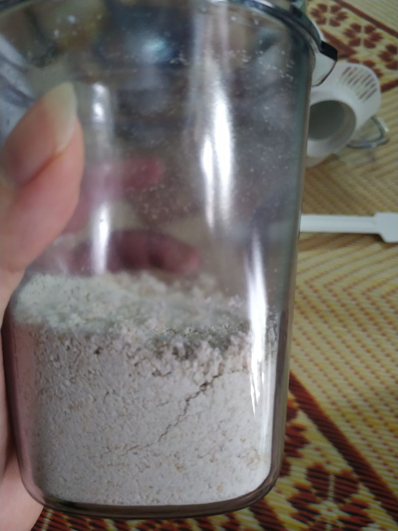 mua hàng được tặng kèm máy sấy tóc màu xanh rất cute, hàng được bọc cẩn thận. lúc đầu cắm k chạy tưởng máy hỏng.
*** lên tổng đài thì được tư vấn: sau khi lắp xong , xoay thêm từ phải qua trái, cho đến khi nghe tiếng cạch là ok.
Ngoài ra mk có xay thử 1 ít yến mạch, thấy rất mềm mịn( ảnh đính kèm)