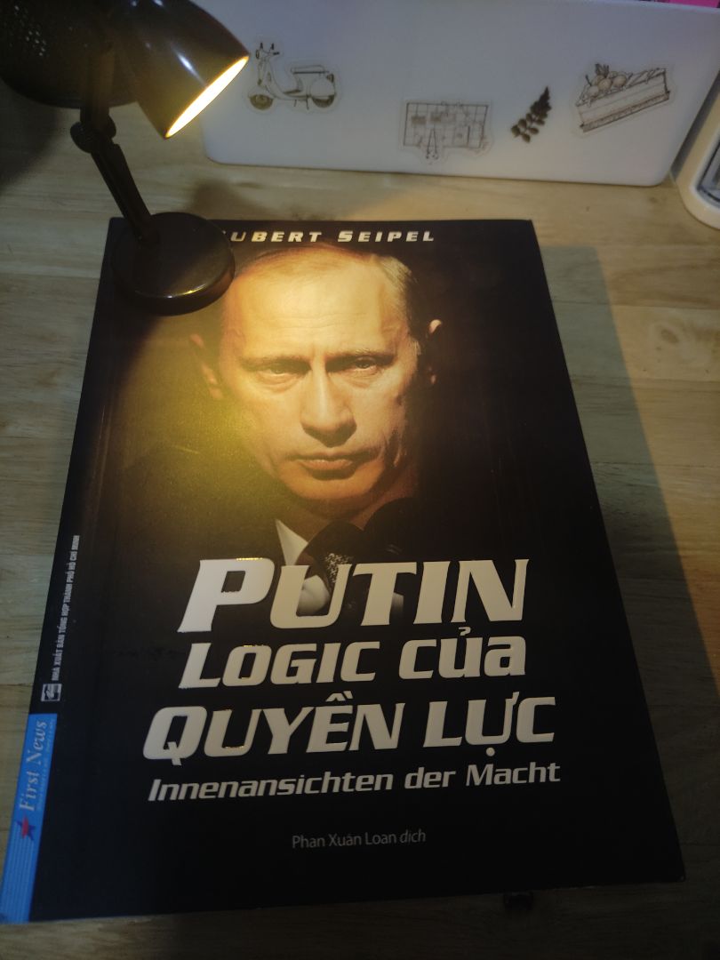 Góc có hơi móp 1 tý nhưng nhìn chung là ổn, giao hàng đúng hẹn. Anh shipper siêu dễ thương, mình không hay điện thoại tận 30p nhưng gọi lại anh vẫn vui vẻ, thân thiện. Về nội dung thì phải đọc mới biết... ^^