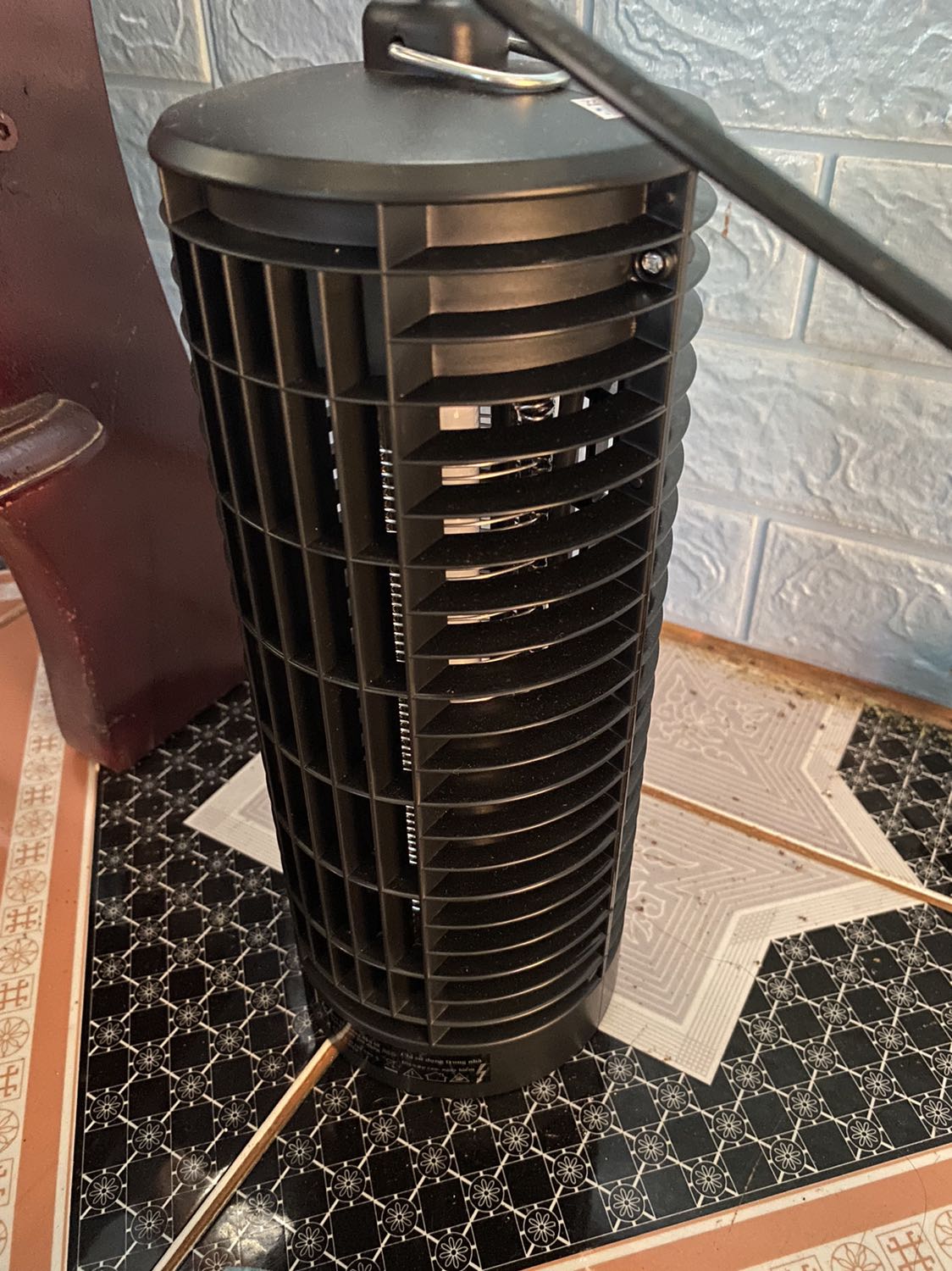 Đèn không có công tắc, dây cũng hơi ngắn, với mình thì thấy không bắt được muỗi nhiều, chỉ bắt được những con côn trùng ưa sáng thôi. Nguyên 1 tuần mình bắt được nhiêu đó đó, ko đổ gì hết nhé! Mọi người mua nên cân nhắc ý kiến của mình nhé.