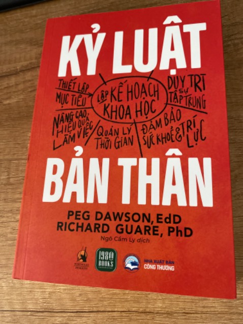 Giao hàng đúng hẹn cơ mà phần bìa cuốn sách bụi đen bám đầy, hình này là chụp sau khi mình đã lau sạch rồi. Nội dung thì chưa đọc nên chưa biết…