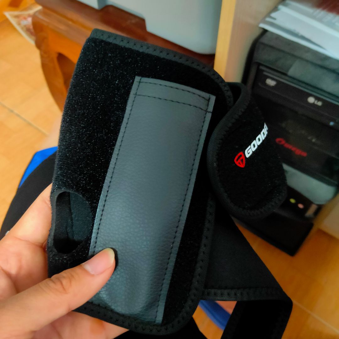 găng tay cứng cáp nhưng đeo lâu có vết hằn khi thít chặt