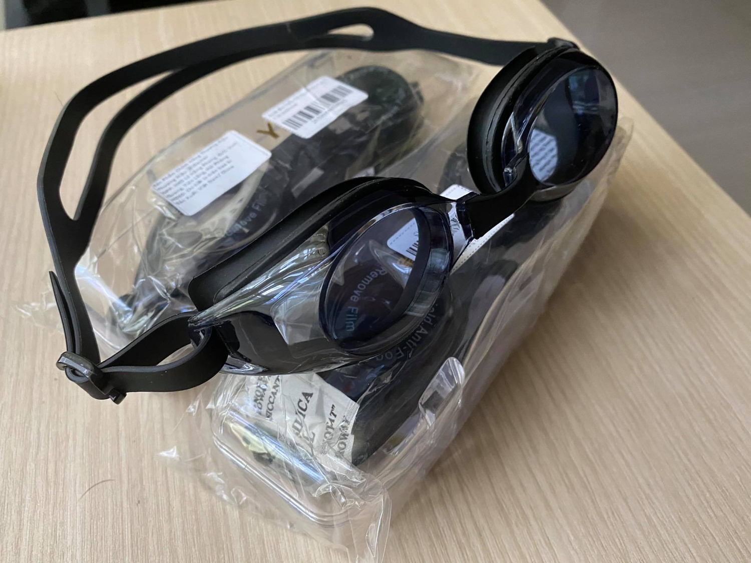 Sản phẩm quá tốt. mình đặt mua 3 cái.
Mình chưa sử dụng qua nhưng đeo thử thấy rất chắc chắn. 

Sản phẩm giống như hình. 
Đóng gọi và hộp cẩn thận. 
Có tặng kèm dây nối giữa hai mắt kính. 

Khuyến khích mua hàng tại shop.