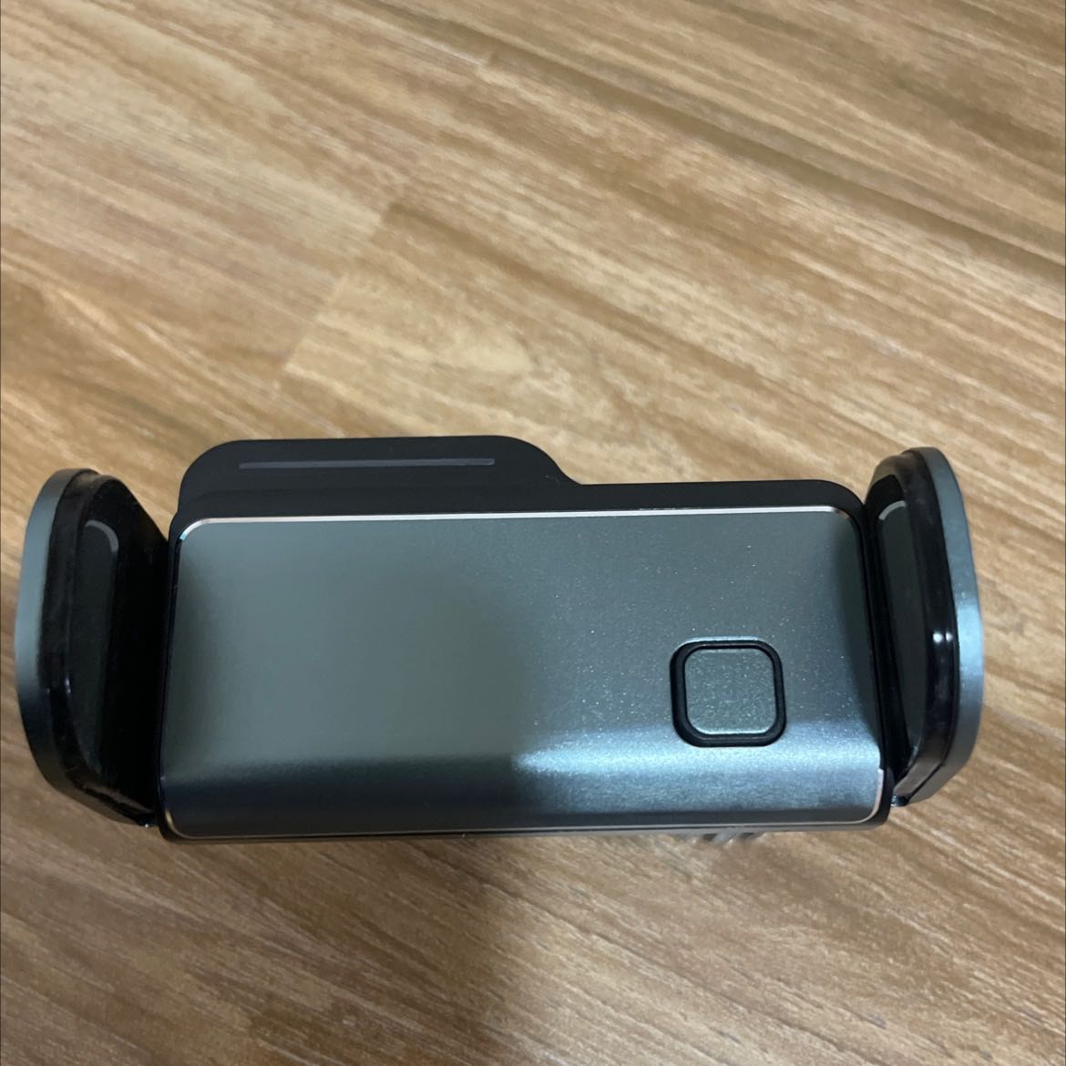 Sản phẩm mới nhận hàng, không hoạt động, đã sạc pin 4 giờ, hệ thống vẫn không hoạt động.

Yêu cầu shop đổi hàng mới