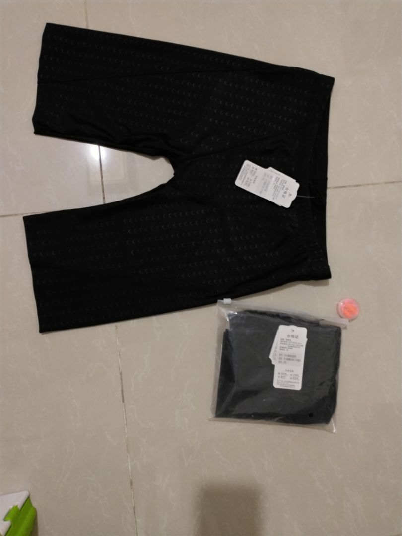 Mình mua 2 quần: 1 ngắn, 1 dài, quần ngắn hơi dễ bị dính và kéo siết vào bẹn so với quần dài, hơi ko thoải mái. Chất liệu và hàng KM thì giống nhau. Mình mua 2 quần: 1 ngắn, 1 dài, quần ngắn hơi dễ bị dính và kéo siết vào bẹn so với quần dài, hơi ko thoải mái. Chất liệu và hàng KM thì giống nhau.