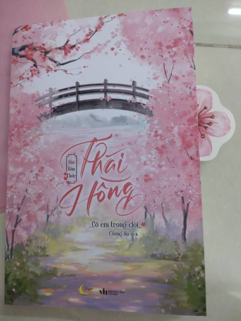 Nội dung hay khỏi phải bàn, cách đây 2 năm tui đã đọc bộ này trên app, nội dung ấn tượng tới giờ, thấy phát hành sách là hốt liền bản đặc biệt. Một cuốn sách nên có trên kệ sách của những người đam mê ngôn tình nhé.