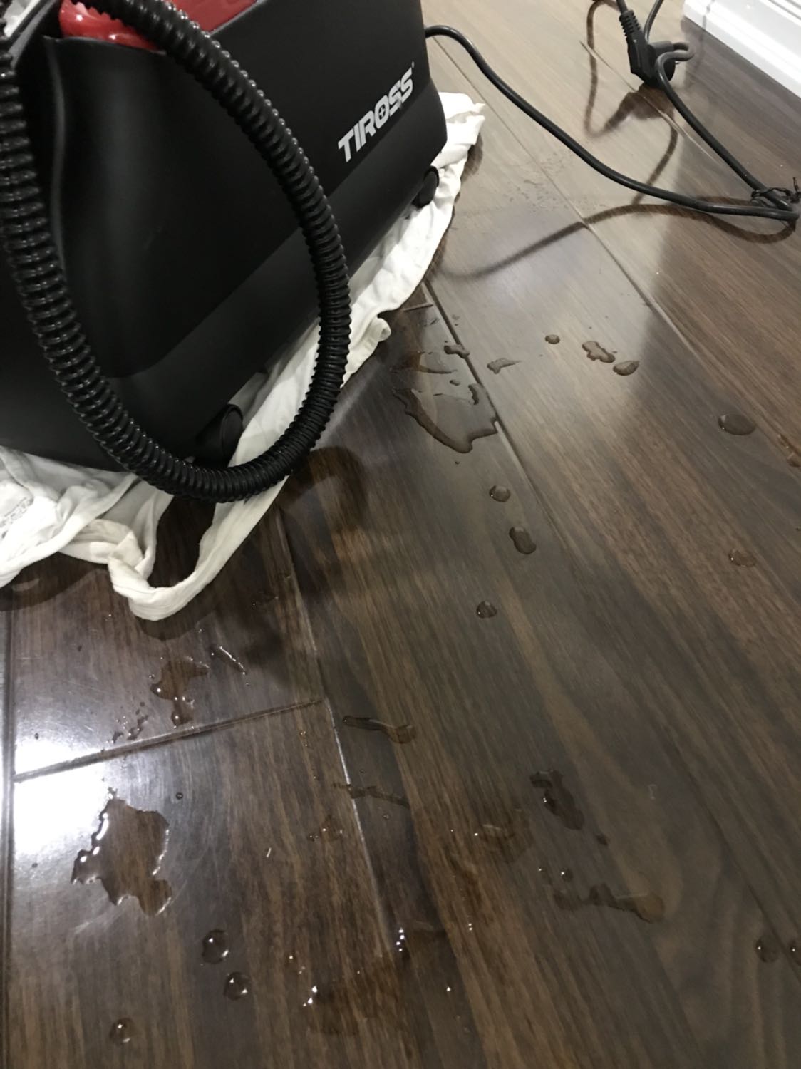 Hàng sx từ 2015 hình như tồn kho giờ vẫn giao cho khách. Về sử dụng thì nước bị rò rỉ từ tất cả các khe xung quanh bình chứa chảy ra ngoài. Tôi muốn được đổi sản phẩm mới.