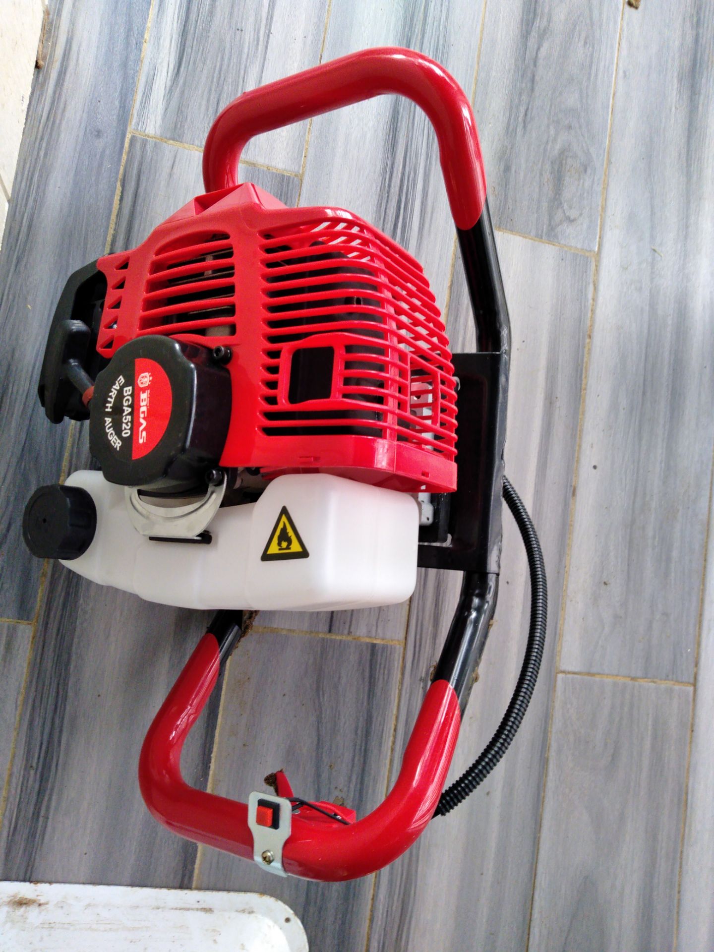 Đóng gói cẩn thận, đầy đủ máy, lưỡi khoan to như quảng cáo, giao hàng Best trước hẹn 2 ngày, chỉ việc cắm 2 đầu dây điện, đổ xăng pha 25:1 và chạy rodda. Hài lòng