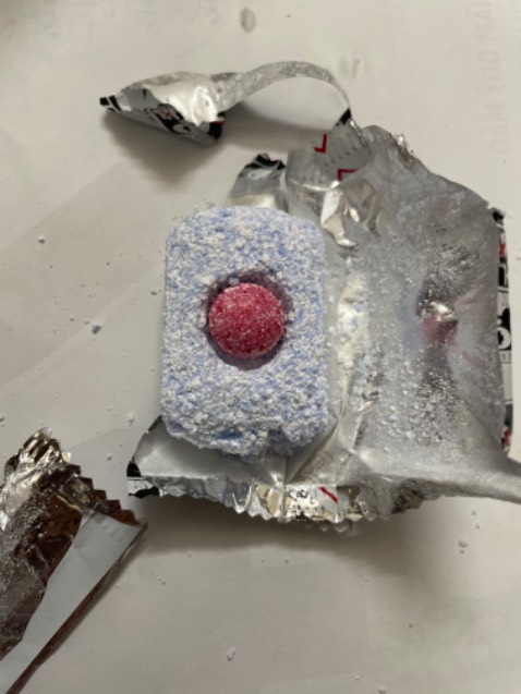 Viên rửa bát bị bở. Kg tốt. Màu sắc bao bì kg giống với hàng đã từng dùng, màu sắc viên rửa cũng kg giống. Rửa không sạch.