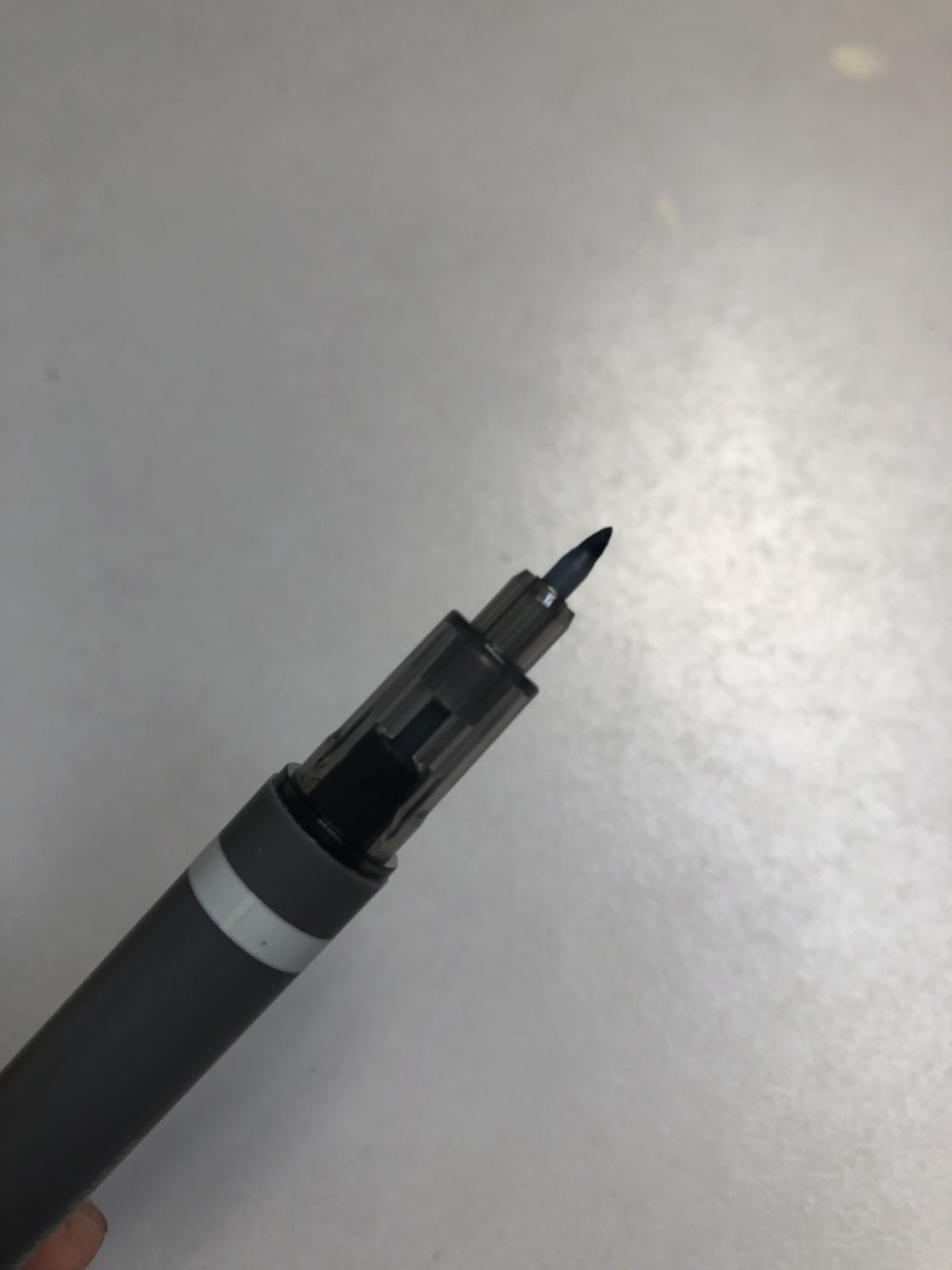 giao hàng nhanh, mua được lúc sale khá rẻ, viết êm và đẹp. Thích hợp cho bạn nào viết calligraphy nha