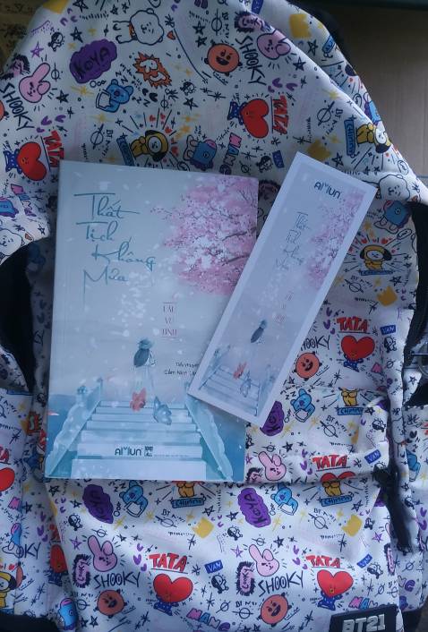 Đọc sương sương được nhiều tiểu thuyết nhưng hầu hết toàn lên gg, thất tịch không mưa gây ấn tượng sâu sắc thật -.- vừa đọc vừa rớt nước mắt sáng lên trường sưng vù+_-
Hàng giao nhanh,gói gọn quyển nằm trong hộp sạch sẽ.Cảm ơn shop nhiều nha đọc thấm thật~.~