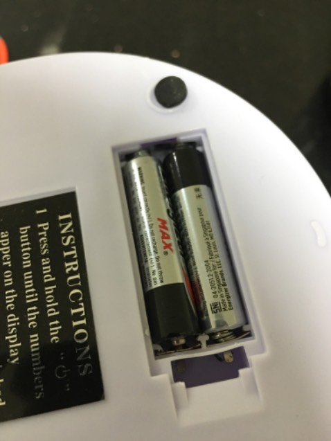 Cân gọn nhẹ, có điều hốc đê pin không vừa khít mà bị trồi ra, hên là không bị cấn do cân k nằm sát đất