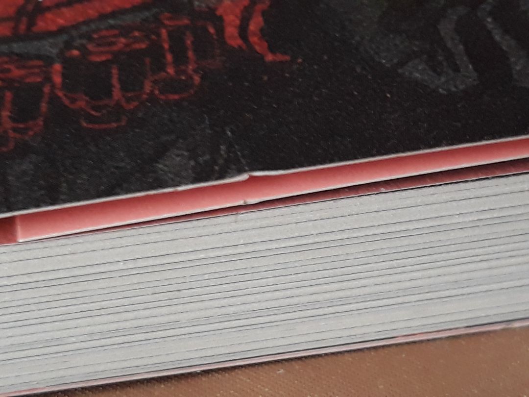 khi nhận được hàng thì lại thấy nó ko đc bọc nhựa, khi cầm trên tay thì nó lại có bụi bặm dính đầy chưa kể lại có vết va đập và vết rách trên sách.