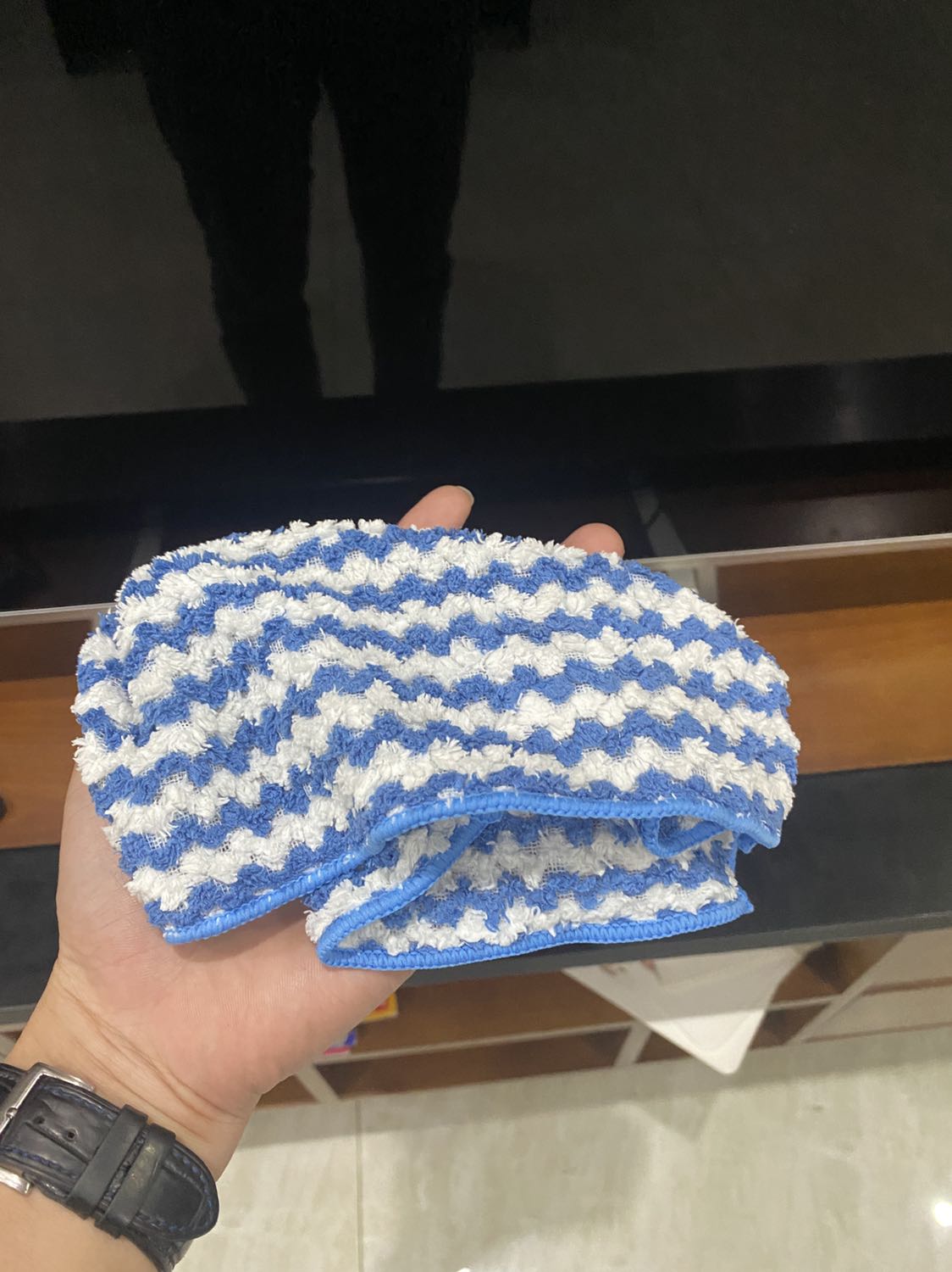 Khăn thấm hút tốt cực luôn. Mình lau xong giặt phơi nhanh khô, dễ sạch. Và đặc biệt ko bị nhớt bếp như loại thường. Khăn này lau tivi ok, lau bêp lau bàn thích lắm luôn ý. Tiếp tục ủng hộ shop. Cảm ơn shop rất nhiêu.