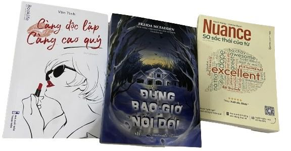 Sách dơ, dính nhiều vệt đen. Bìa và cạnh bị cong, vểnh