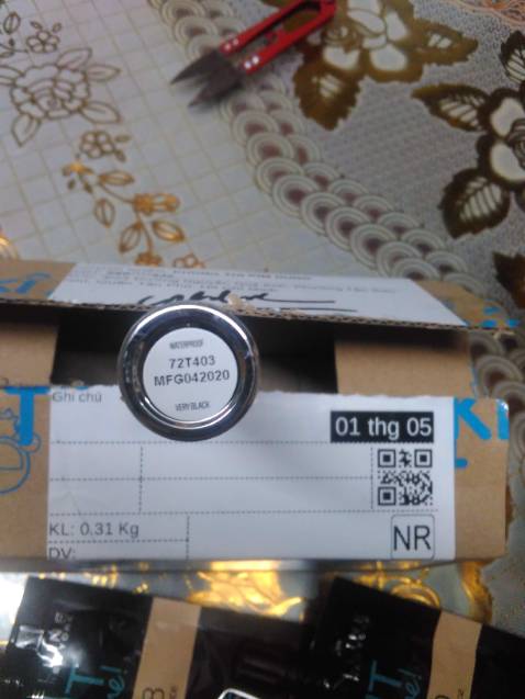 Quà tặng thì đầy đủ, nhưng cây maccara không thể khô hơn, nhìn lại thì thấy như này chắc là ngày sx? Sản phẩm mặc dù có bao bịch phía ngoài nhưng nhìn lem luốc quá!