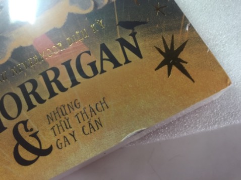 Hàng về rồi nha, ưng lắm luôn, bọc khá cẩn thận, có chút trầy ở bìa và mấy trang đầu nhưng bên trong vẫn khá ổn áp, mùi sách cũng thơm nữa, hi vọng lần sau có thể tiếp tục đồng hành