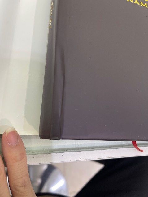 Sách bìa cứng chất lượng tốt . Hơi bám bụi 1 chút 
Áo bìa đẹp nhưng nếu làm mất hoặc rách áo bìa thì bên trong thật tệ . Bìa sách thiết kế quá là đơn điệu , có chỗ móp 

Người bán thì OK chuẩn bị hàng khá nhanh 
 nhưng mình ko đánh giá cao hình thức của cuốn sách này lắm