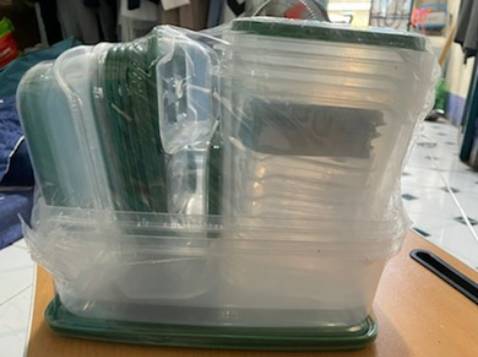 Đủ kích thước hộp nên để được rất nhiều loại. Hộp nắp khớp và kín. Hàng nhựa đẹp k hôi mùi. Giao hàng trc ngày hẹn. Shop đóng gói cẩn thận