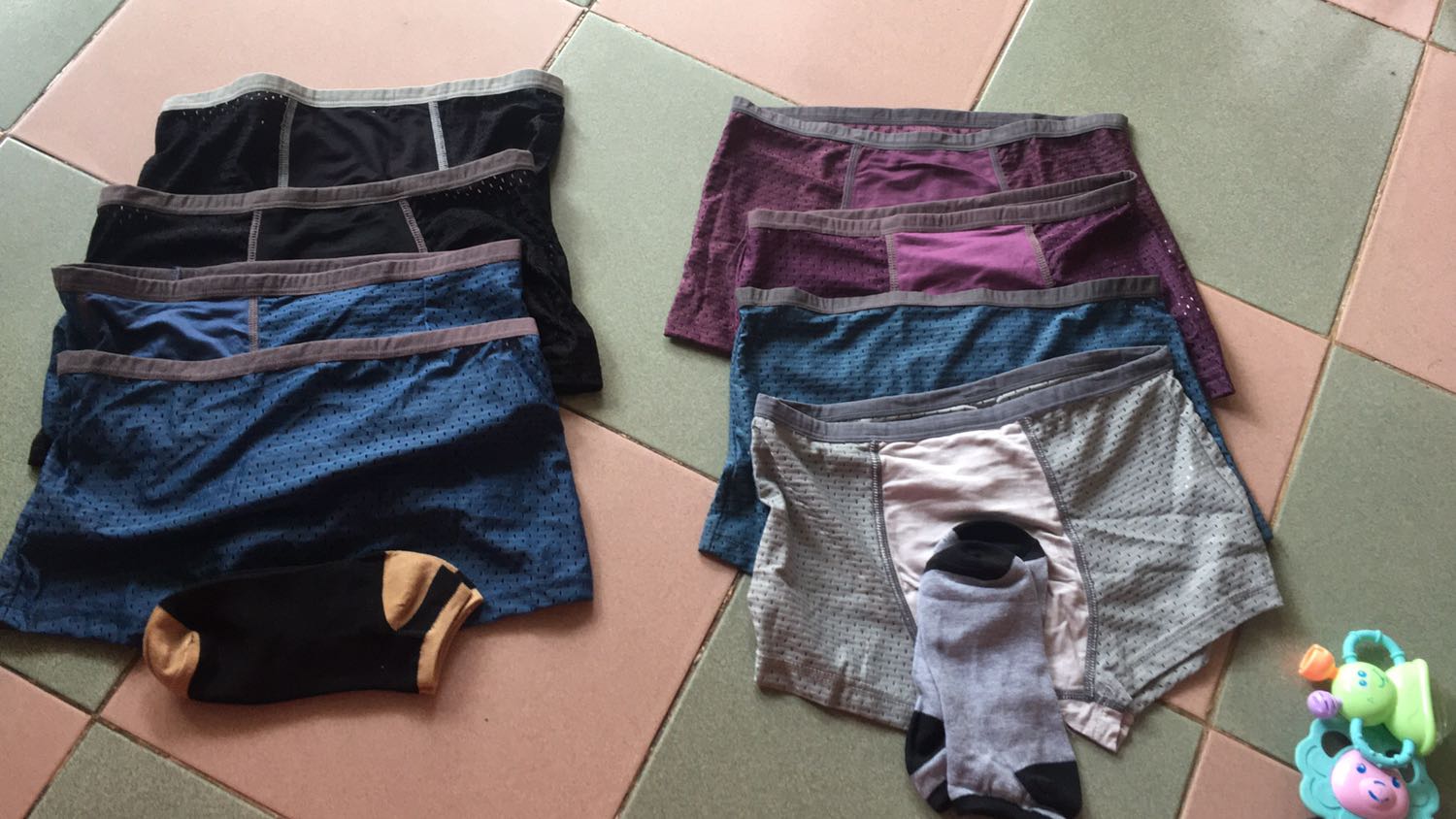 Quần đẹp, mát, chọn theo bảng size ok, không được chọn màu nên shop giao trùng màu nhiều quá, mua 8 cái mà 3 cái xanh 2 cái tím  2 cái đen vs 1 cái xám, nếu shop set màu ít trùng thì sẽ ok và hợp lý hơn