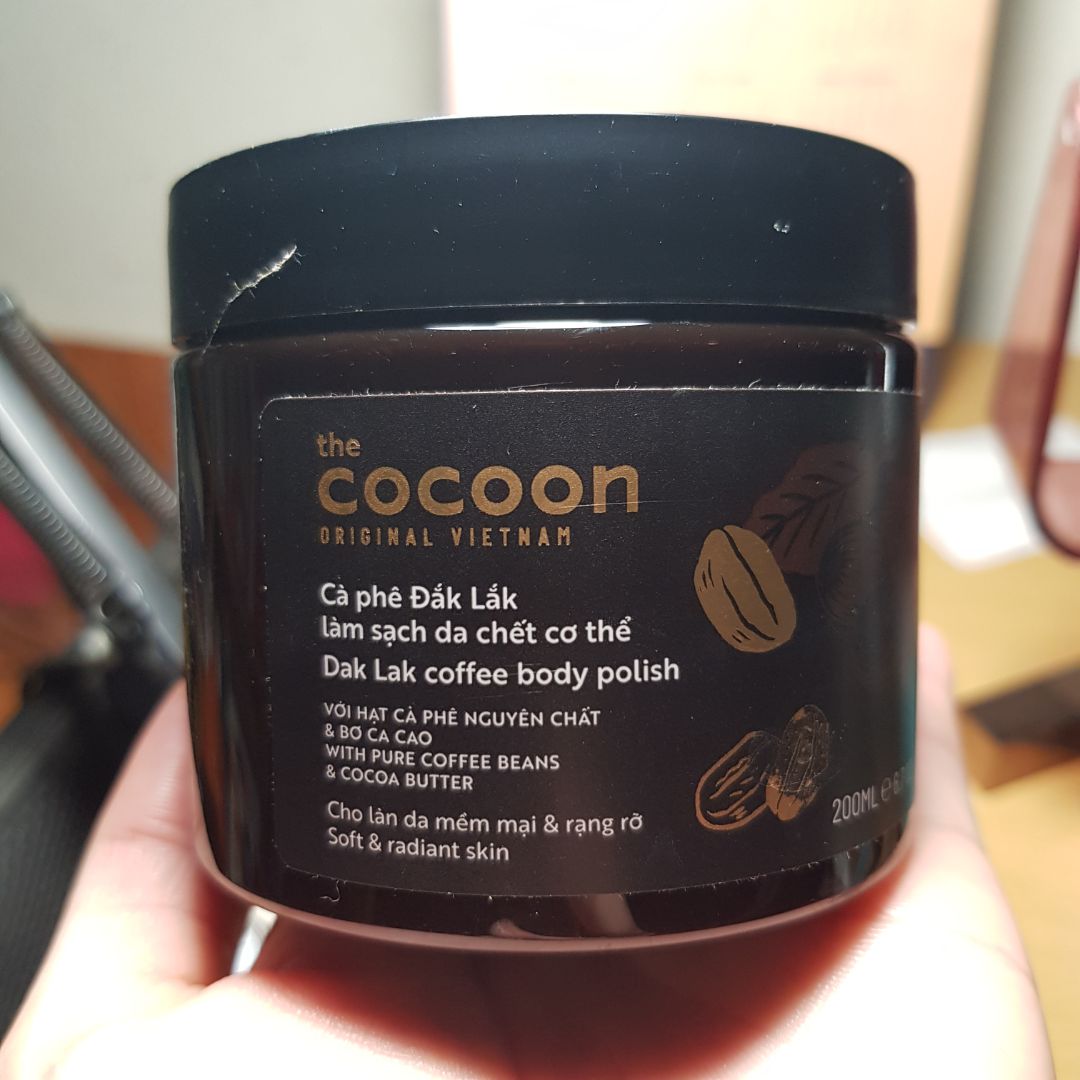 Mình mua liền lúc 2 hũ, dùng tới hũ thứ 2 mới lên review nè: Điểm cộng là dòng sản phẩm organic, thân thiện với sức khỏe và môi trường, lớp kem thơm mịn, hạt cà phê được nghiền nhỏ và mịn, không sợ bị trầy xước hay rát da. Dùng xong da có vẻ mướt mát hơn đôi chút ngoài ra mình cũng không thấy có công dụng gì quá nổi trội. Dù sao tẩy TBC cũng chỉ là 1 bước trong quá trình chăm sóc, muốn da mịn mướt đều màu thì còn rất nhiều bước chăm sóc khác nên nhìn chung thì mình hài lòng với sản phẩm.