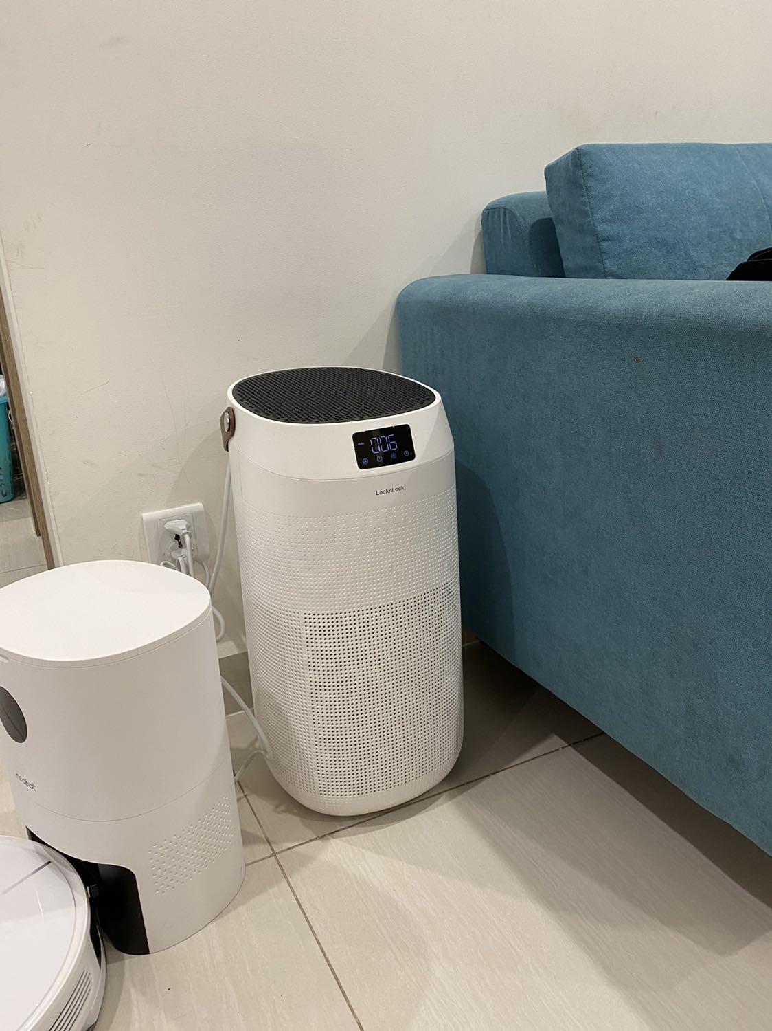 Máy chạy êm, từ khi có cái máy chất lượng không khí của nhà mình thay đổi hẳn. Nói chung là nên mua 1 cái nhé.
