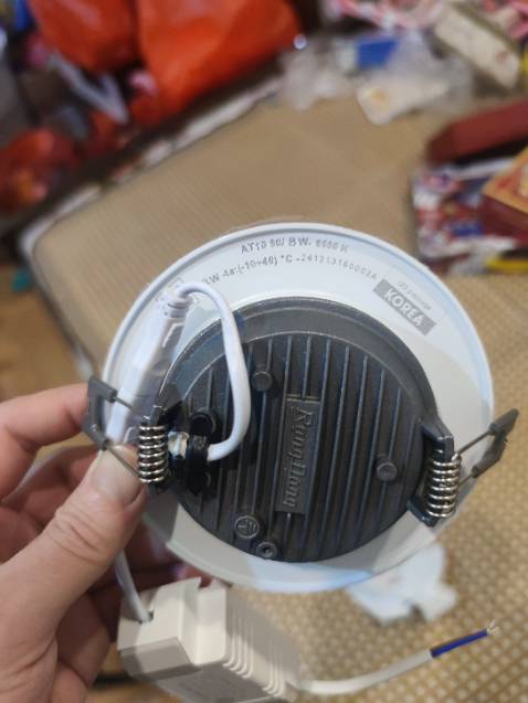 Đặt ánh sáng vàng nhưng giao ánh sáng trắng. Do cần gấp nên phải lắp luôn không đổi đc