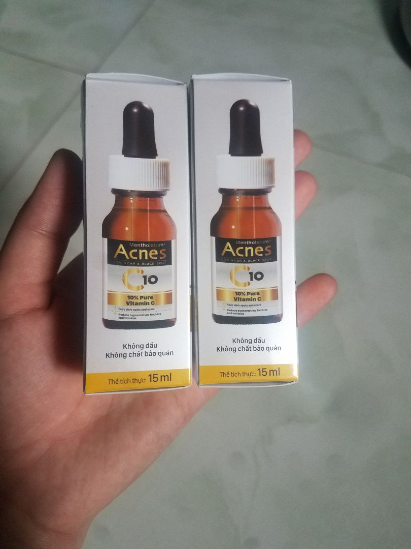 Giao hàng siêu nhanh. Mua với giá siêu hời. Dùng sau bước lotion thấy mức độ thấm cũng vừa phải. 10% vitamin C mà cũng không châm chích gì. Trong thành phần có Fragrance nên mùi hơi bị nồng. Cồn đứng thứ 5. Bạn nào dị ứng với cồn và mùi hương liệu thì nên cân nhắc nhé. Chúc các bạn có làn da đẹp !