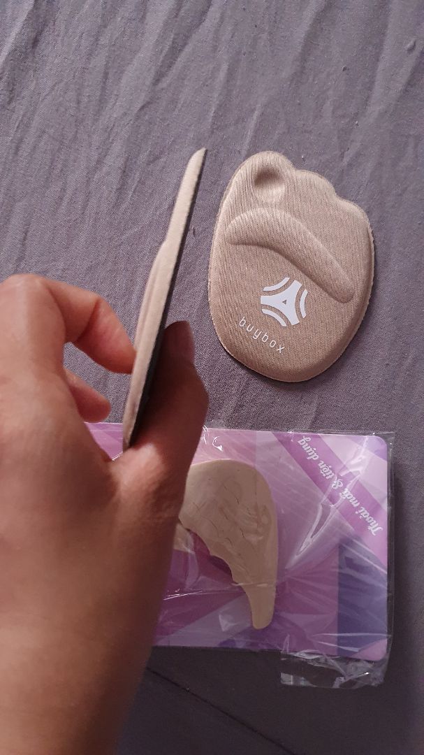 - sản phẩm đệm lót mũi giày êm, bề mặt may kỹ, mặt dưới không có keo có thể tháo ra giặt xài lại. 
- cao su non lót mũi giày thiết kế không phù hợp lắm. Thiết kế để chặn mũi ngón chân mà khi mang lại đè mấy ngón chân lên nó luôn ! - sản phẩm đệm lót mũi giày êm, bề mặt may kỹ, mặt dưới không có keo có thể tháo ra giặt xài lại. 
- cao su non lót mũi giày thiết kế không phù hợp lắm. Thiết kế để chặn mũi ngón chân mà khi mang lại đè mấy ngón chân lên nó luôn !